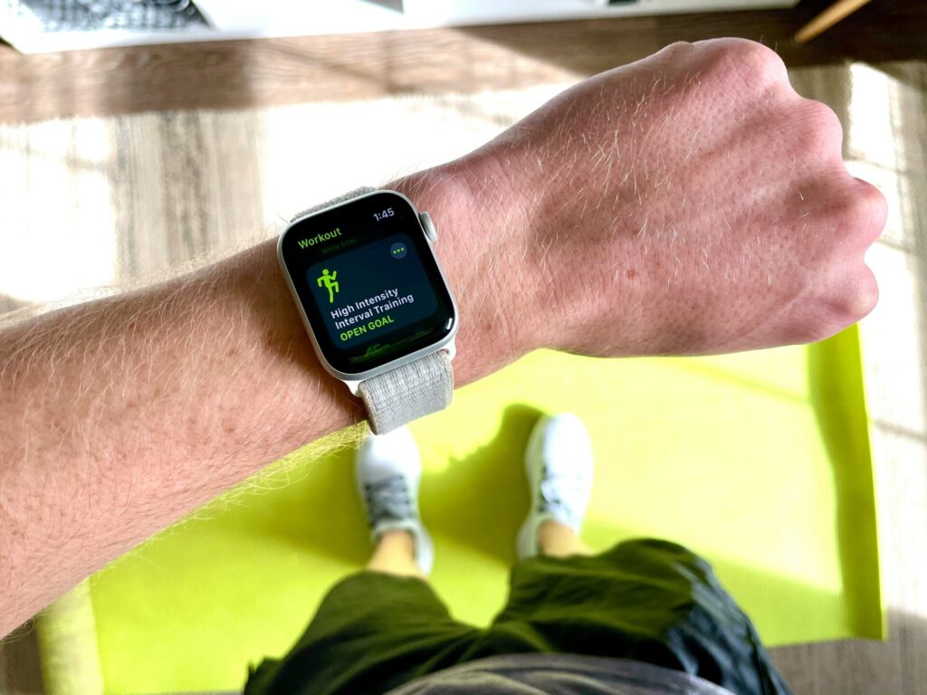 apple watchのフィットネス時のモニタリング画面を表す図。スマートウォッチは脈拍、歩数、睡眠時間など様々なデータを記録してアドバイスなどもしてくれる。健康管理にこれ以上のデバイスはないだろう。