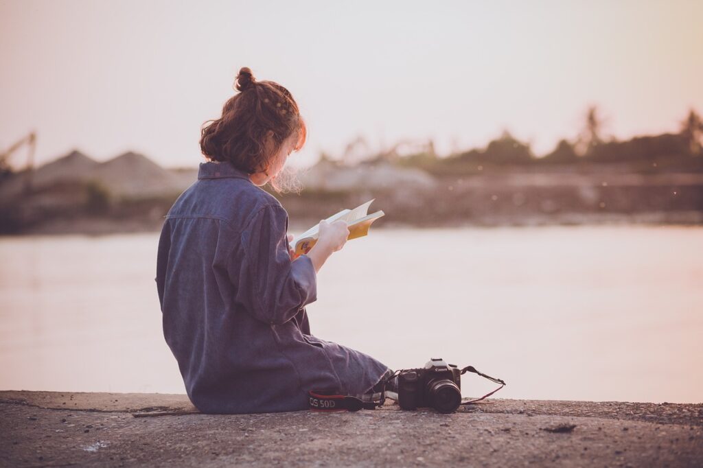 休職中におこなうおすすめの過ごし方の一つの読書をすること。休職中の身ではなかなか本を読み理解することは大変だと思うが、とにかく活字に触れてみるという行為だけが大事なのだ。