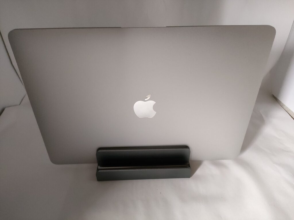 ノートPCスタンド(NIMASO PCスタンド)にMacBook Air m1を立てた正面写真